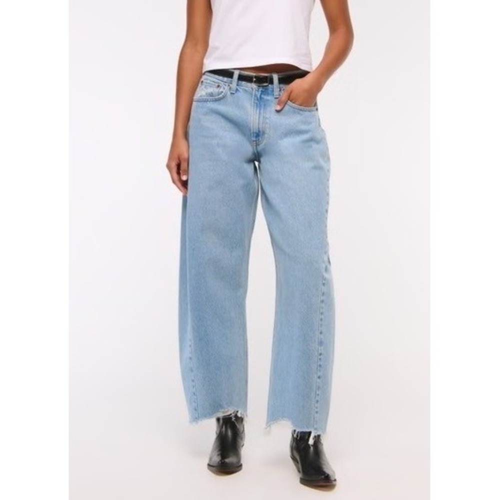 Abercrombie & Fitch Curve Love Mid Rise Barrel Leg Raw Hem Jeans Size 31 Long